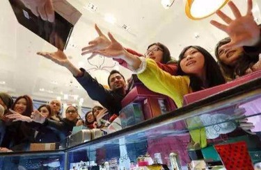 超碰美少妇中国人依然爱赴日旅游 消费已由爆买转向网购